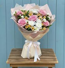 Букет цветов из:  Гвоздики, Орхидеи и Розы в Благовещенске Республики Башкортостан