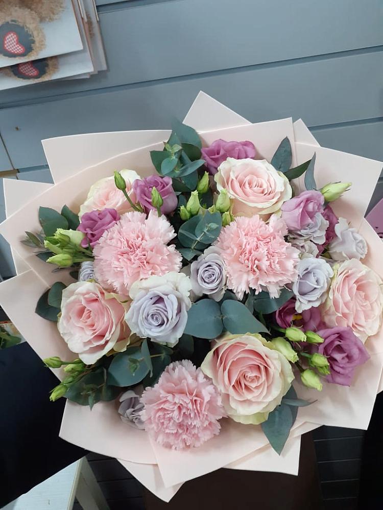 Букет цветов из: Розы, Гвоздики и Лизиантусы в Благовещенске Республики Башкортостан